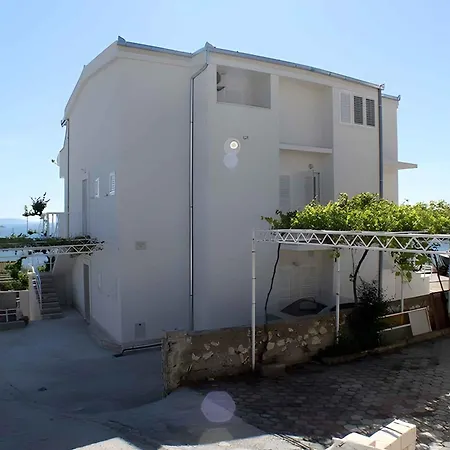 Apartment In Okrug Gornji 6113